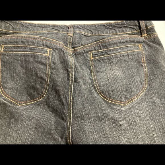 MOMENTO, Women’s Capri Jeans, Size 14, dark Wash,Inseam 23.5”, zipper on ankles - Picture 4 of 12